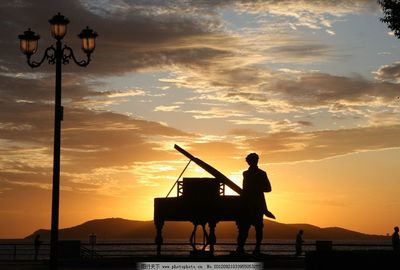 當(dāng)鋼琴鍵上流淌出黃昏的詩意